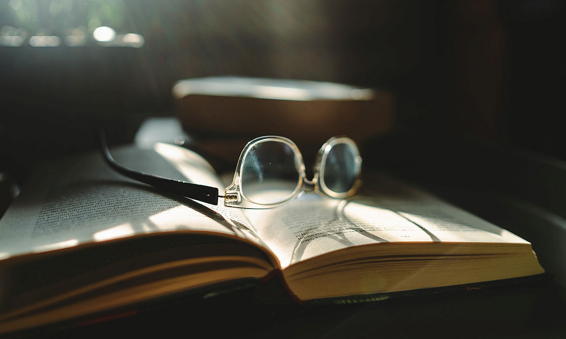 Stockphoto Buch mit Brille