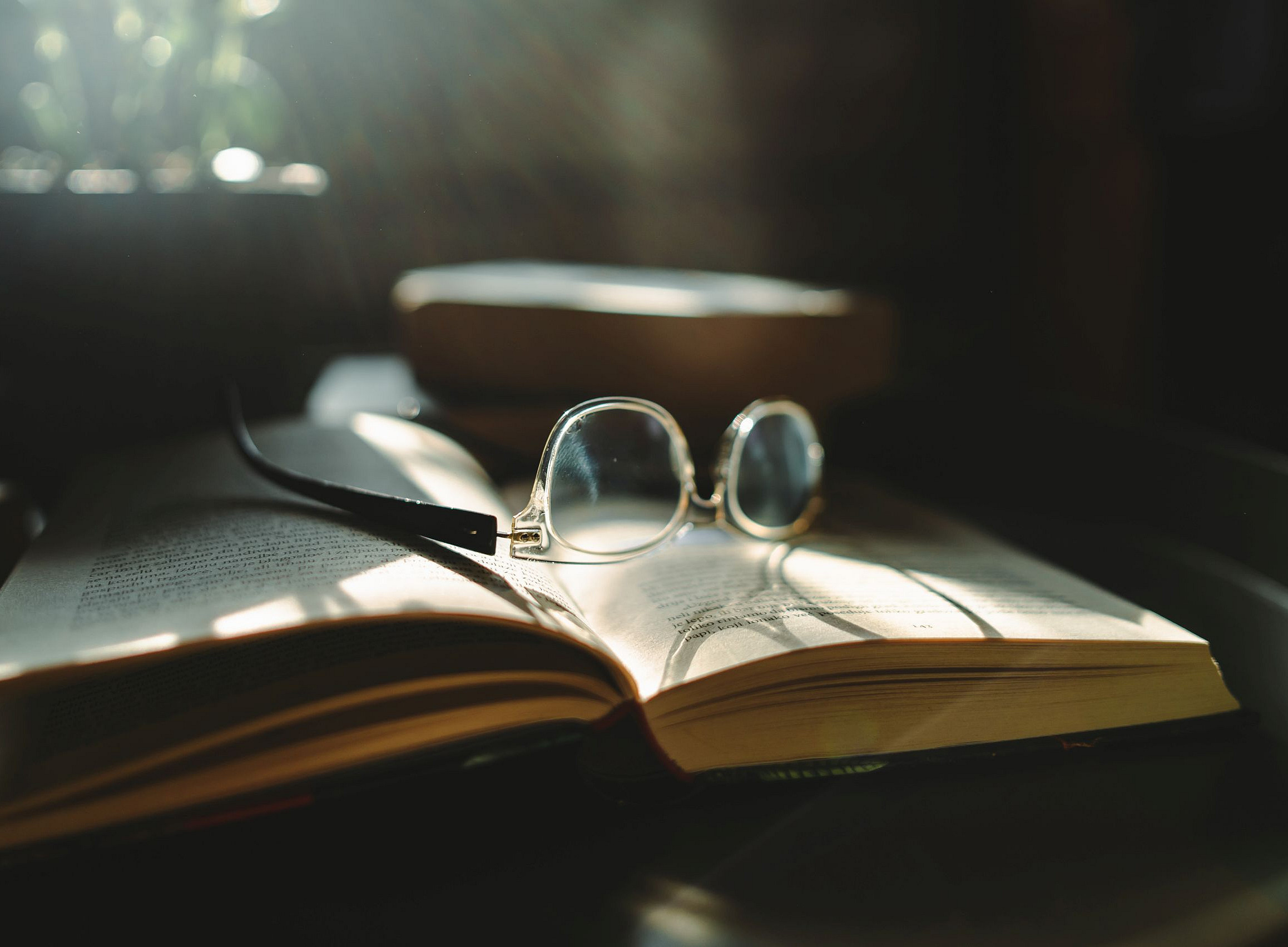 Stockphoto Buch mit Brille ©Dusa Dinic - stock.adobe.com
