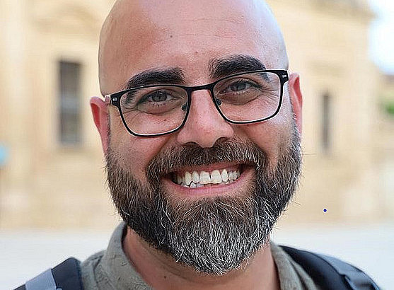 Foto von Danilo Verde (mit Brille und Vollbart) 