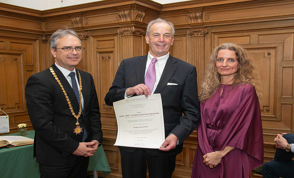 Rektor Peter Riedler (links), Ehrensenator Alfred Heinzel und Senatsvorsitzende Tina Ehrke-Rabel Foto: Gasser 