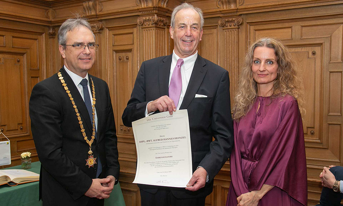 Rektor Peter Riedler (links), Ehrensenator Alfred Heinzel und Senatsvorsitzende Tina Ehrke-Rabel Foto: Gasser 