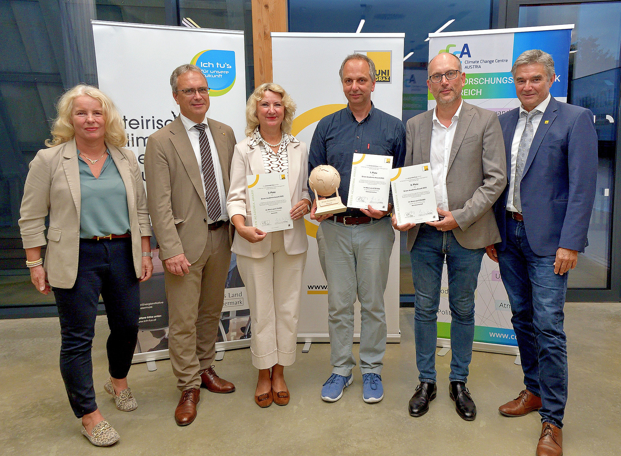 Gruppenfoto nach der Verleihung des Green Academia Award der Uni Graz 2025: Andrea Gössinger-Wieser, Peter Riedler, Margit Reitbauer, Steffen Birk, Marc Reimann, Joachim Reidl (v.l.). ©Uni Graz / Pichler