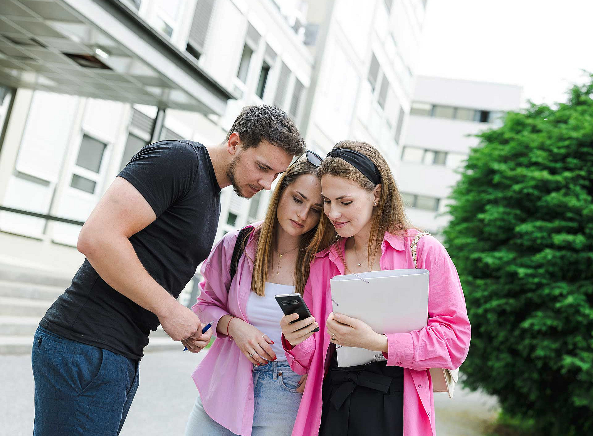 drei Studierende mit Handy ©Uni Graz/Kanizaj