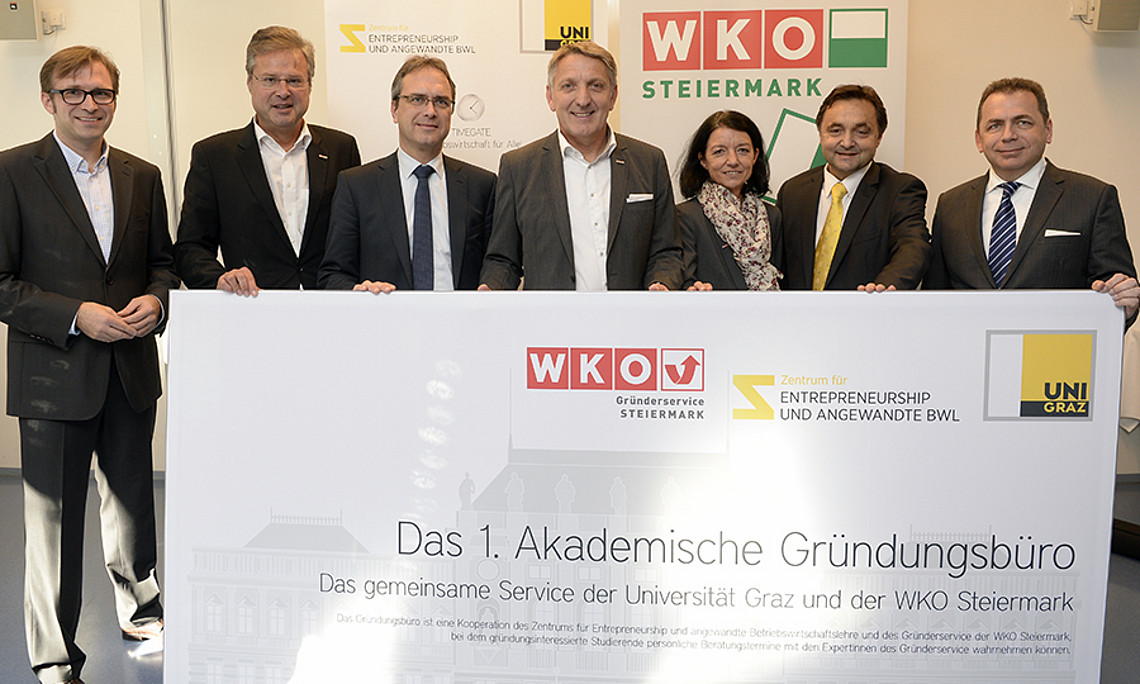 Weber (ZWI GmbH), WKO Steiermark Direktor Dernoscheg, Vizerektor Riedler, WKO Steiermark Präsident Herk, Steinwidder (Gründerservice WKO Steiermark), Entrepreneurship–Professor Gutschelhofer und SOWI-Dekan Foscht (v.l.). Foto: Fischer 