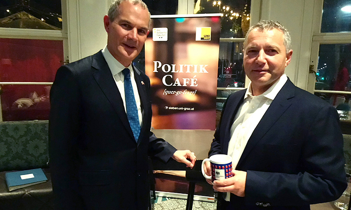 Politik Café mit Botschafter Leigh Turner (links) und Markus Steppan. Für die britische „Tea Time“ brachte Turner als Geschenk ein österreichisches Häferl mit. Foto: Uni Graz/Schweiger 