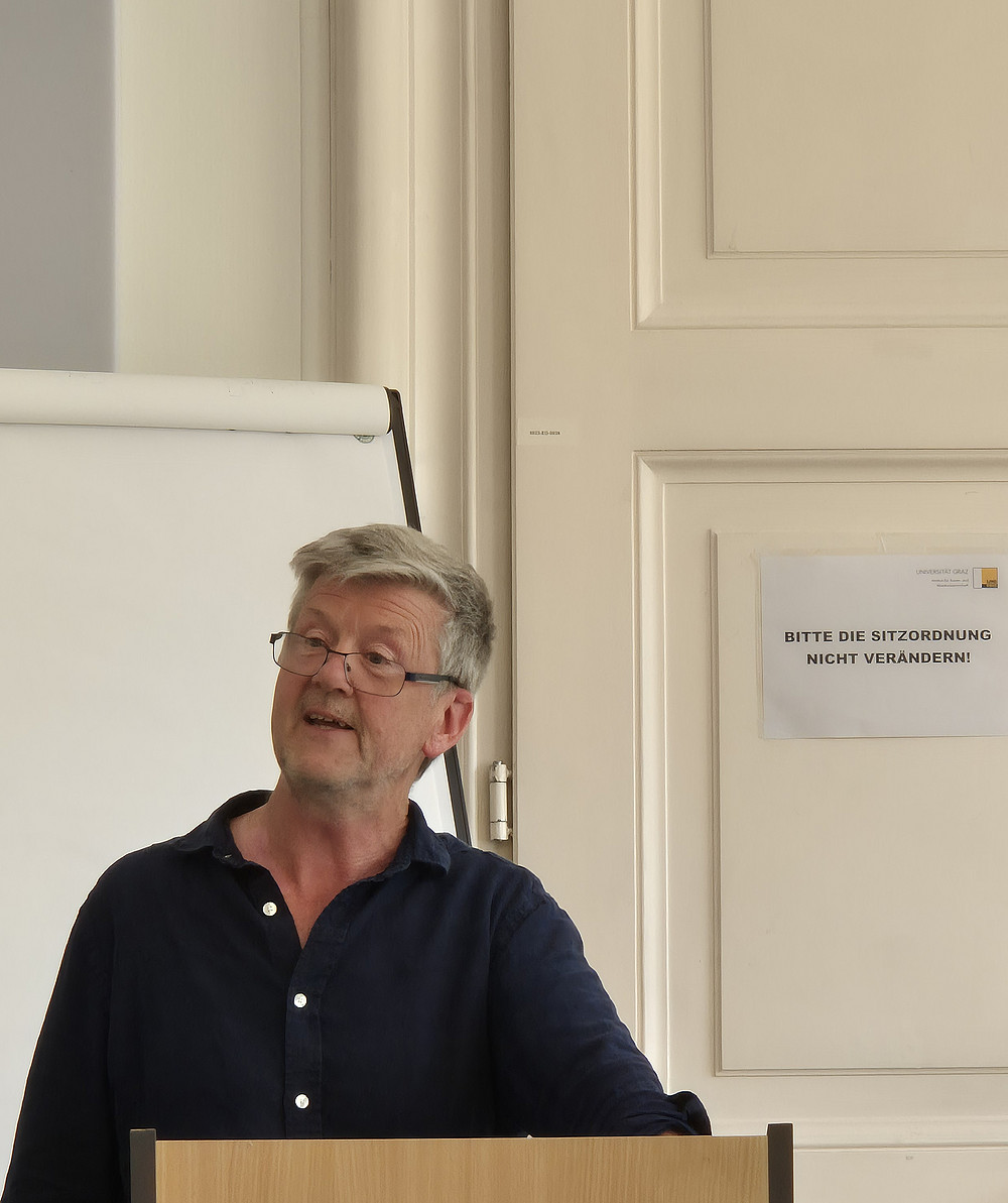 Mann hinter Redepult während Vortrag ©Elisabeth Holler