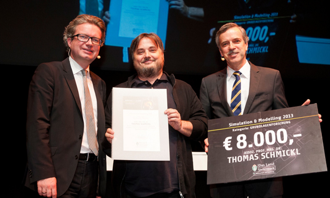 Landesrat Christopher Drexler und Wolfgang Pribyl von Joanneum Research überreichten die Auszeichnung an den Uni-Graz-Forscher Thomas Schmickl (Mitte).