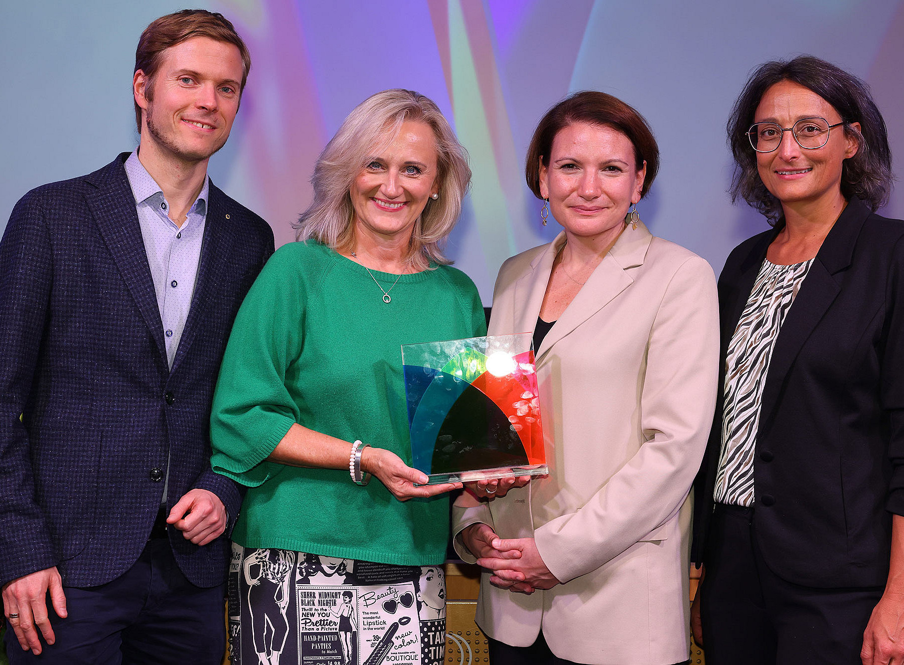 Gruppenfoto mit dem Fundraising-Award: Kajetan Stransky-Can (BMBWF), Beatrice Weinelt (Uni Graz), Ruth Williams (Geschäftsführerin Fundraising Verband Austria) und Monika Feiel (COPE). 