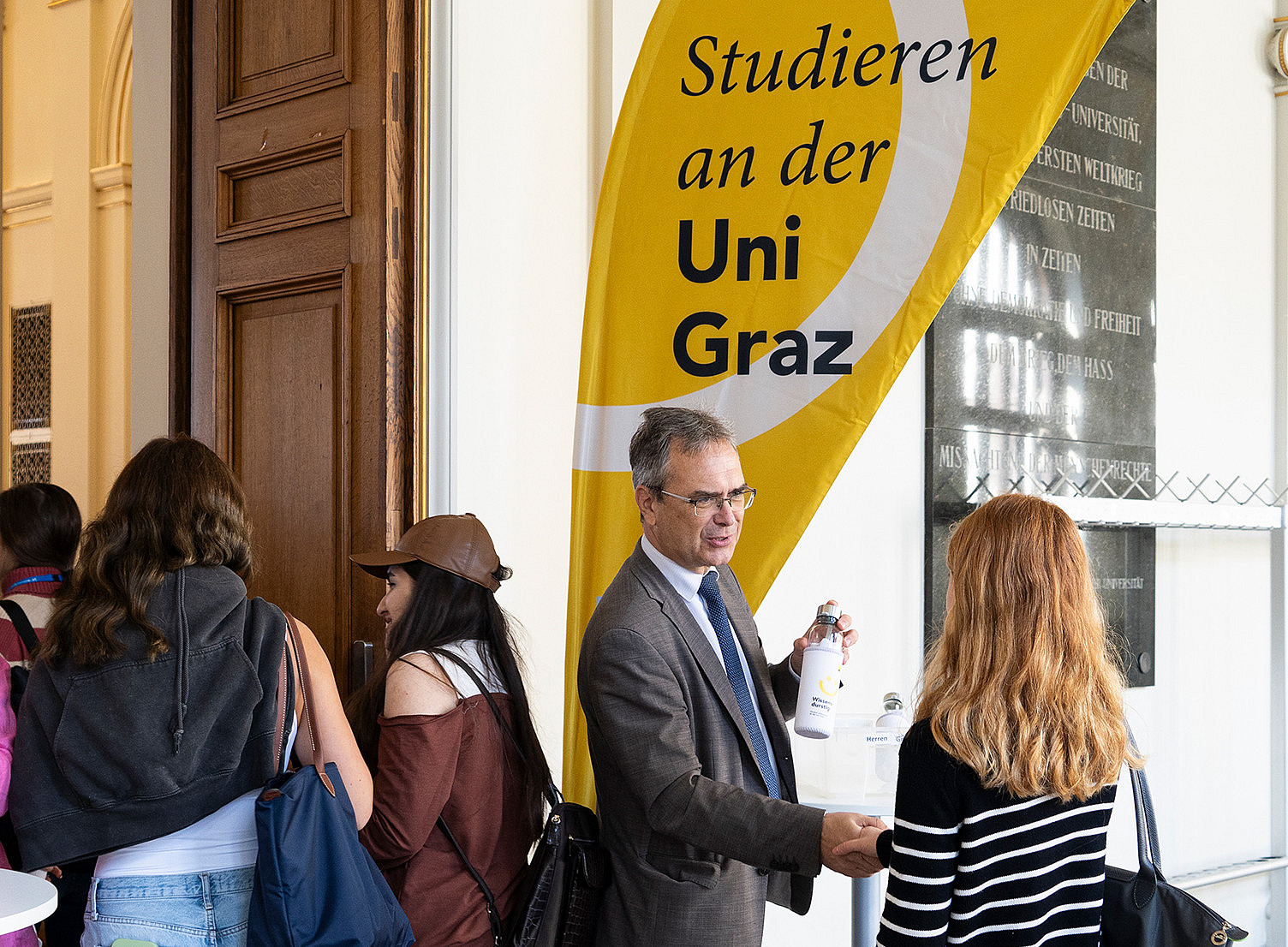 Rektor Peter Riedler begrüßte die Studienanfänger:innen vor der Aula. Foto: Uni Graz/Angele 