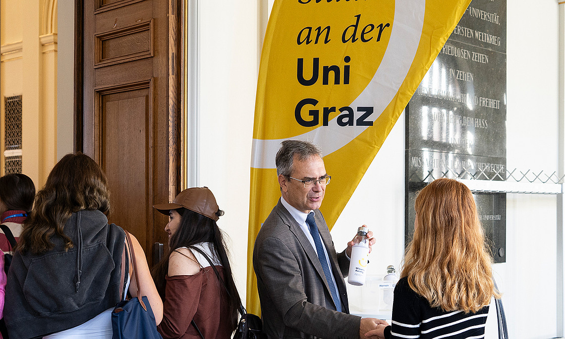 Rektor Peter Riedler begrüßte die Studienanfänger:innen vor der Aula. Foto: Uni Graz/Angele