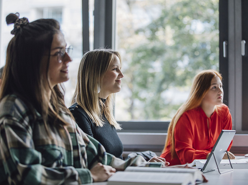 Profilansicht von Studierenden in einem Seminarraum ©Uni Graz/Kanizaj