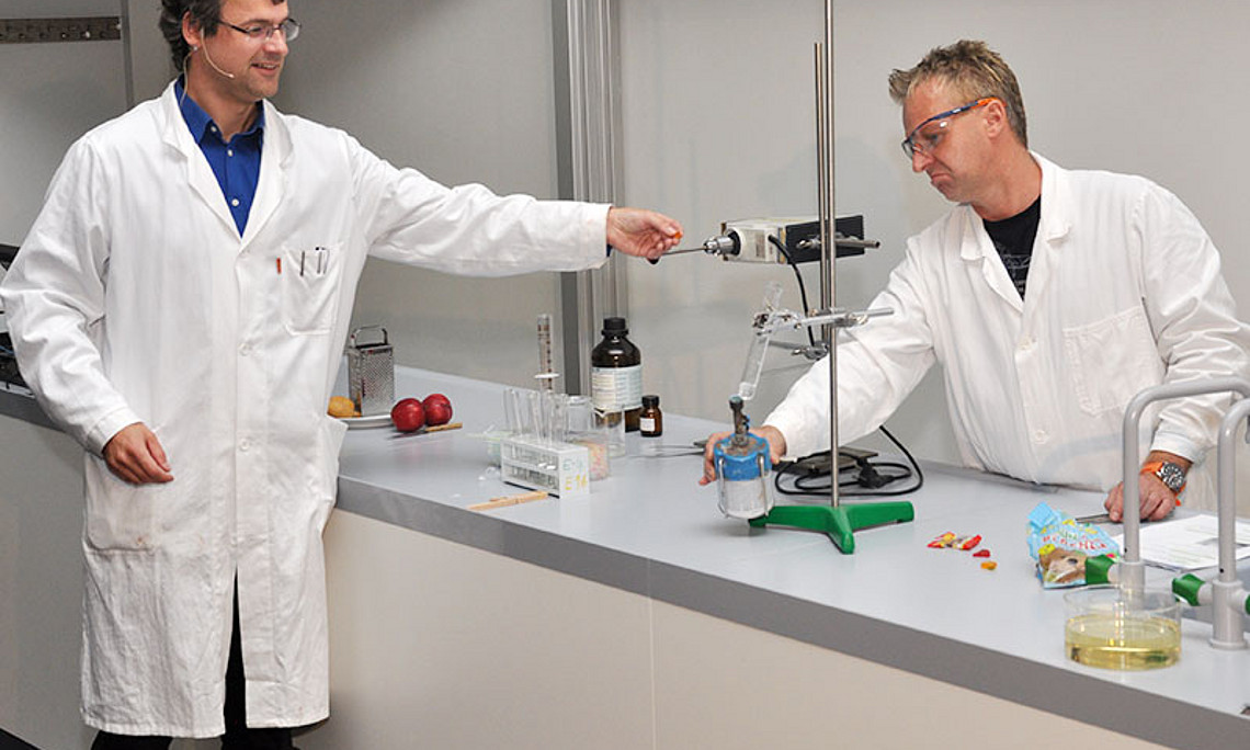 Wolfgang Kroutil und Armin Wallner (v.l.) zeigten in einer Experimentalvorlesung, ...
