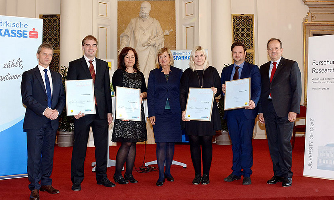 Die StipendiatInnen Stefan Hofmeister, Karin Almasy, Kathrin Trattner und Carl Neumayr (v.l.) mit Friedrich Santner (l.), Christa Neuper und Othmar Ederer. Foto: Uni Graz/cp-pictures