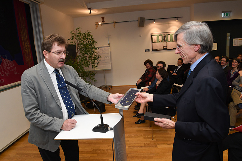 Peter Scherrer überreichte Glückwünsche vom Rektorat und kleine Andenken an die Universität