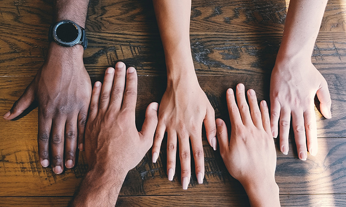 Wie Geflüchtete gut in Betriebe integriert werden, können Interessierte nun in einem aktuellen Praxis-Leitfaden der Uni Graz nachlesen. Foto: Clay Banks/unsplash.com