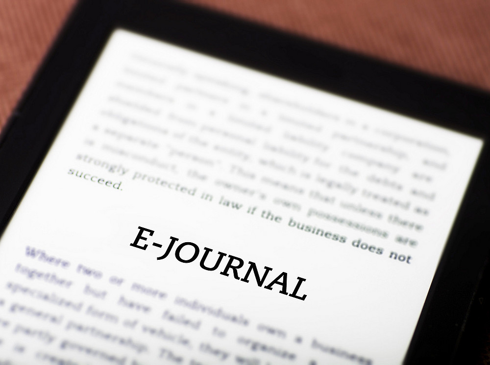 Ein Tablet mit unscharfem Text, nur "E-Journal" ist groß und gut lesbar. ©leszekglasner