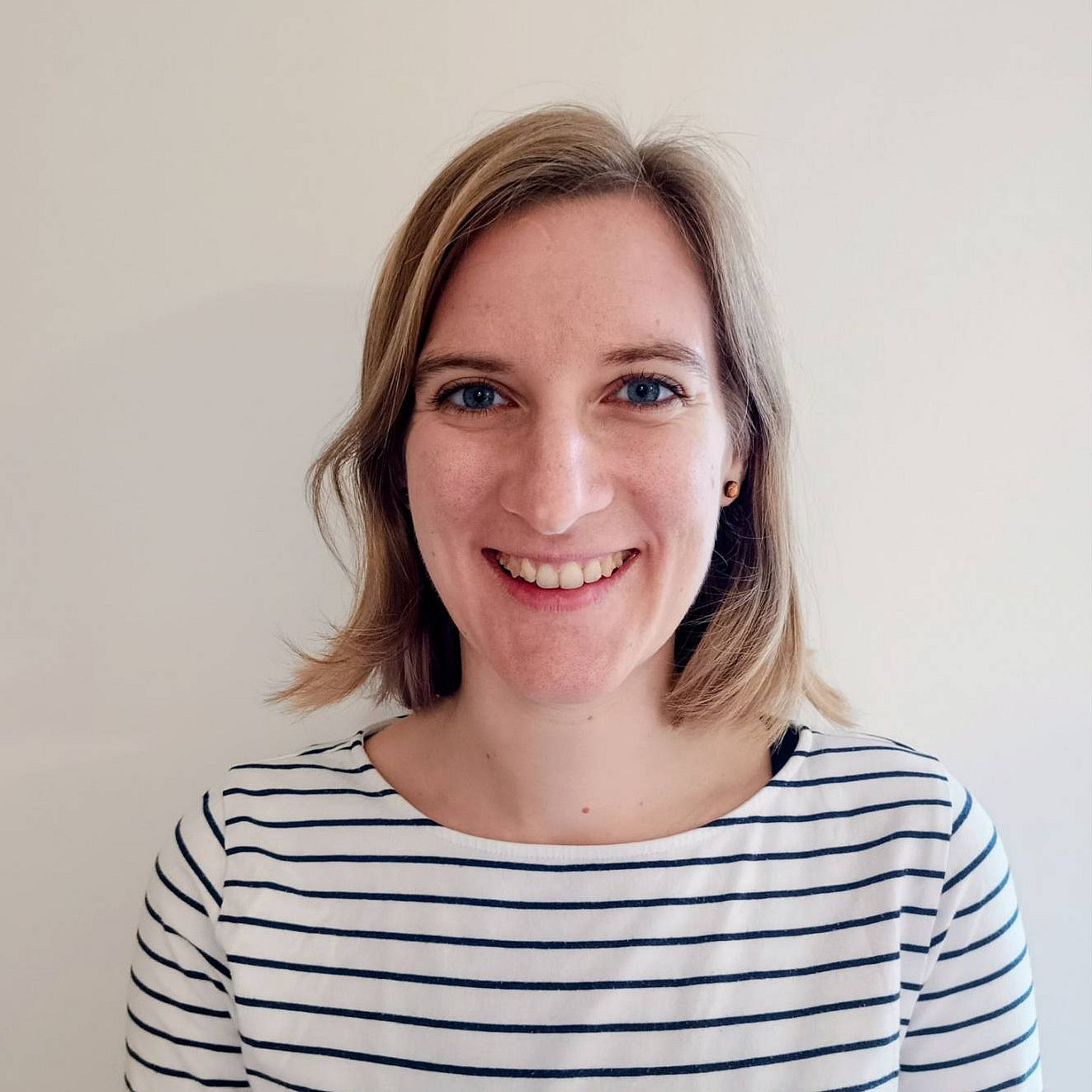 Lächelnde Frau mit hellen schulterlangen Haaren