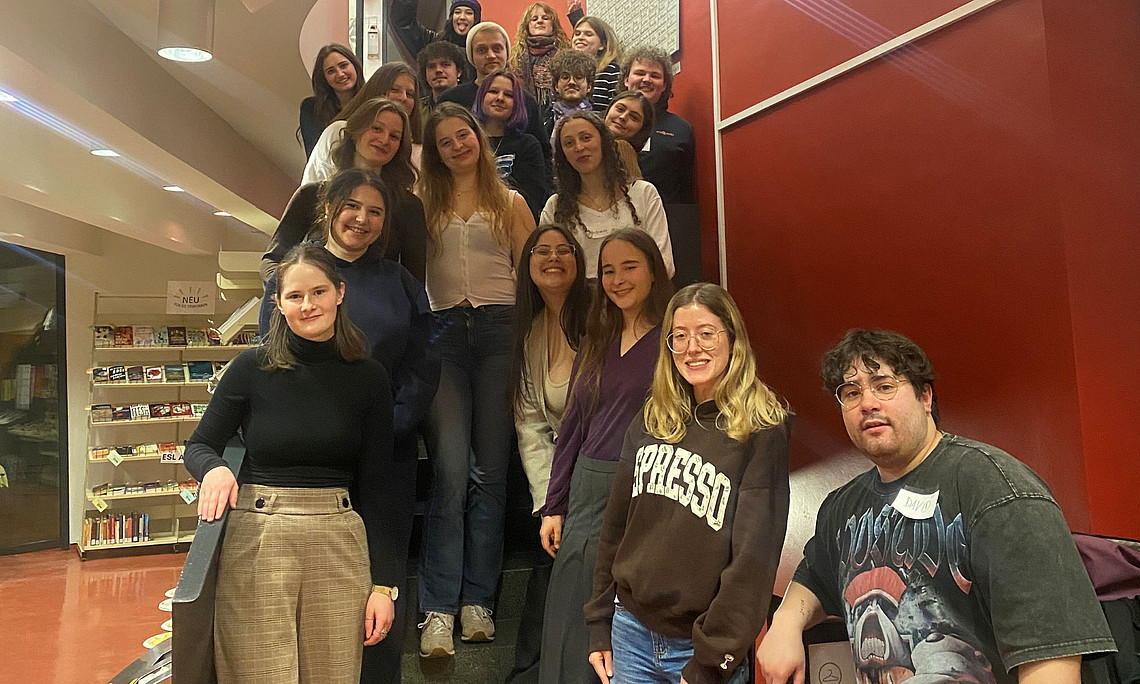 Gruppenbild in der Anglistikbibliothek