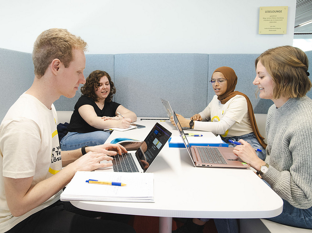 Gruppe von Studierenden beim Lernen. ©Uni Graz/Tzivanopoulos