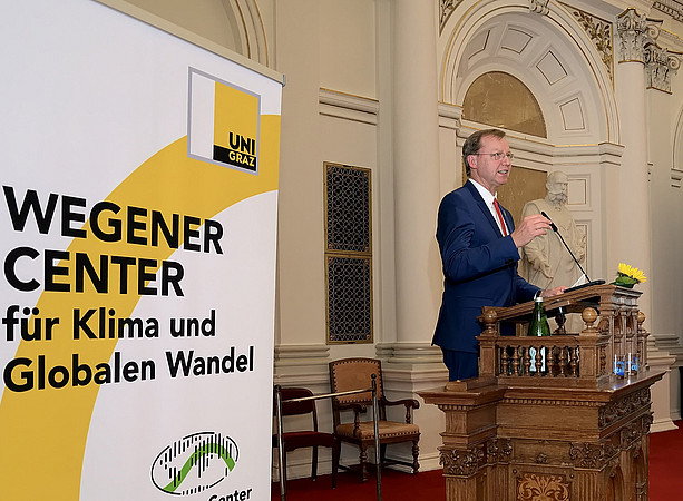 Gottfried Kirchengast at the lectern in the auditorium ©cp-pictures.at
