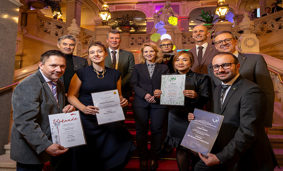 Gruppenfoto im Stiegenhaus des TU-Graz-Hauptgebäudes