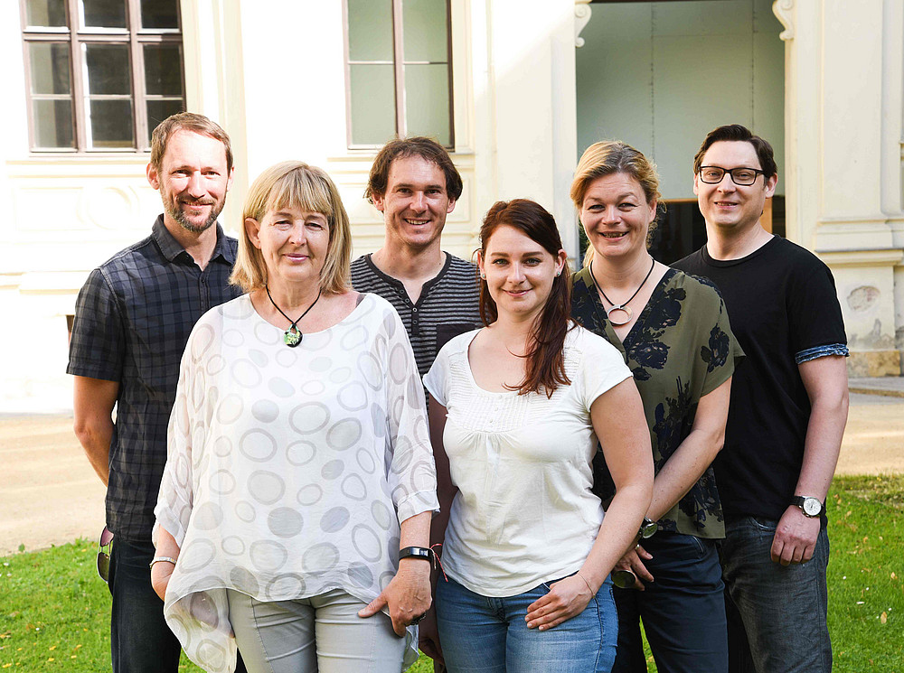Gruppenfoto Studienabteilung Uni Graz CURRICULAonline, ingesamt sechs Personen im Innenhof ©Uni Graz/Tzivanopoulos