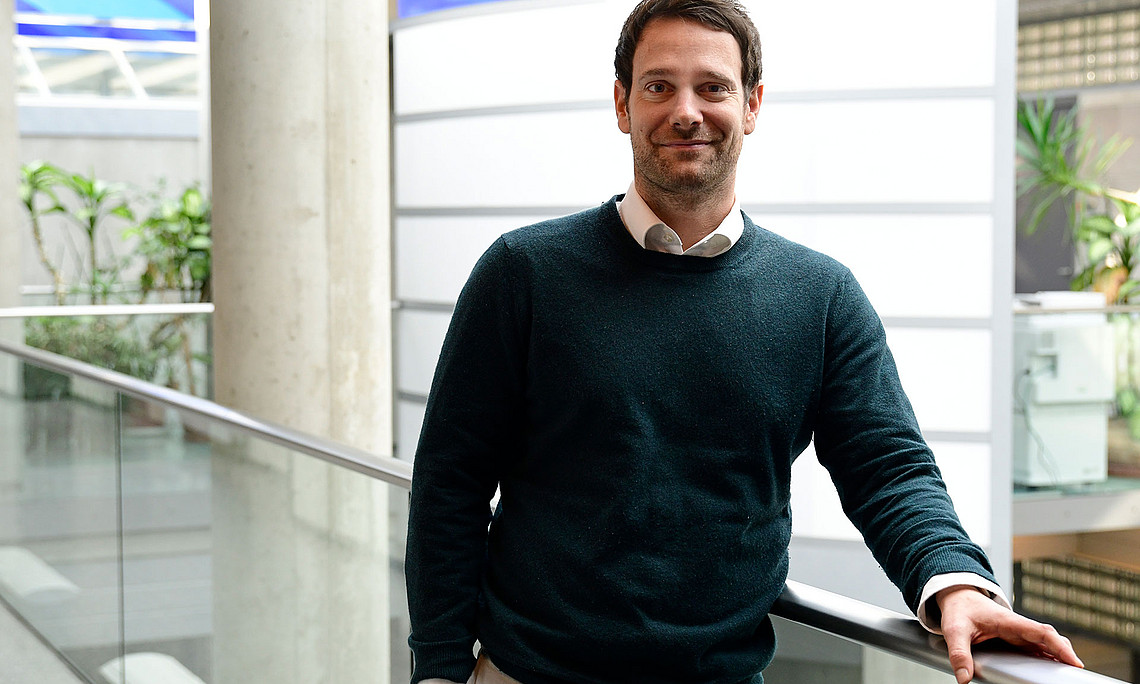 Paul Gragl, Professor für Europarecht an der Uni Graz, im Gangbereich des RESOWI-Zentrums
