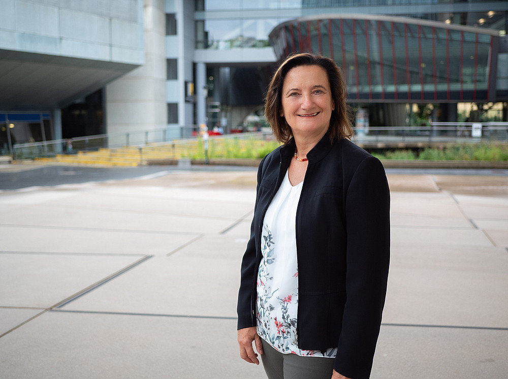 Monika Hinteregger steht vor dem Resowi-Zentrum. ©Uni Graz/Radlinger