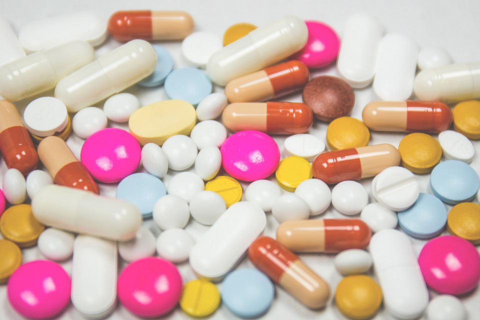 Nahaufnahme von Medikamenten in Pillenform in verschiedenen Formen und Farben.