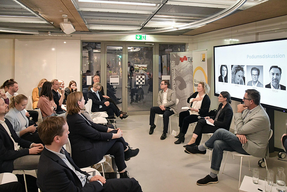 Questions from the audience during the panel discussion at the opening event ©Flachhuber, STDB