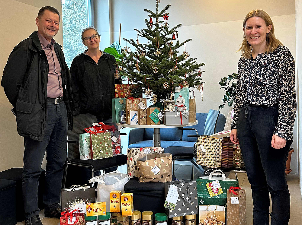 Mitarbeiter Institut für Kanonisches Recht Geschenke Christbaum ©Institut für Kanonisches Recht, Uni Graz