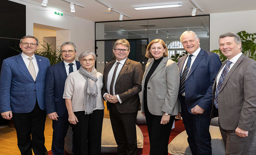 Präsentation der Leistungsvereinbarungen 2025-2027: Kunstuni-Rektor Georg Schulz, Uni-Graz-Rektor Peter Riedler, Med-Uni-Rektorin Andrea Kurz, Minister Martin Polaschek, Landesrätin Barbara Eibinger-Miedl, Montanuni-Rektor Peter Moser und TU Graz-Rektor Horst Bischof (v. l.) Foto: Harry Schiffer 