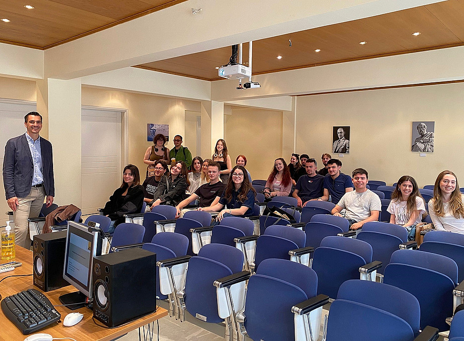 Dr. Hirt mit Studierenden-Gruppe der Universität Athen ©Uni Graz/C. Hirt