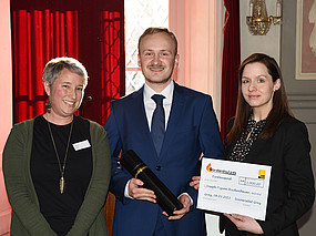 V.l.: Elke Höfler, Tizian Ruckenbauer und Andrea Grinschgl bei Verleihung des Viktor-Obendrauf-Preises im Meerscheinschlössl der Uni Graz 