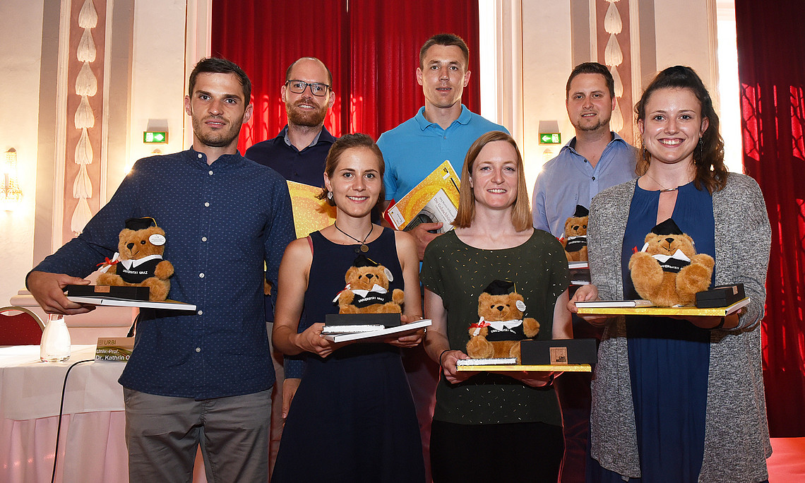 Die ausgezeichneten AbsolventInnen (v.l.n.r.): Maximilian Glanz, Daniel Klostermann, Sarah Liane Edler, Klaus Geier, Michaela Primus, Simon Ebner und Annina Elisa Thaller. Nicht anwesend war Theresa Rauchberger. Foto: Uni Graz/Leljak.