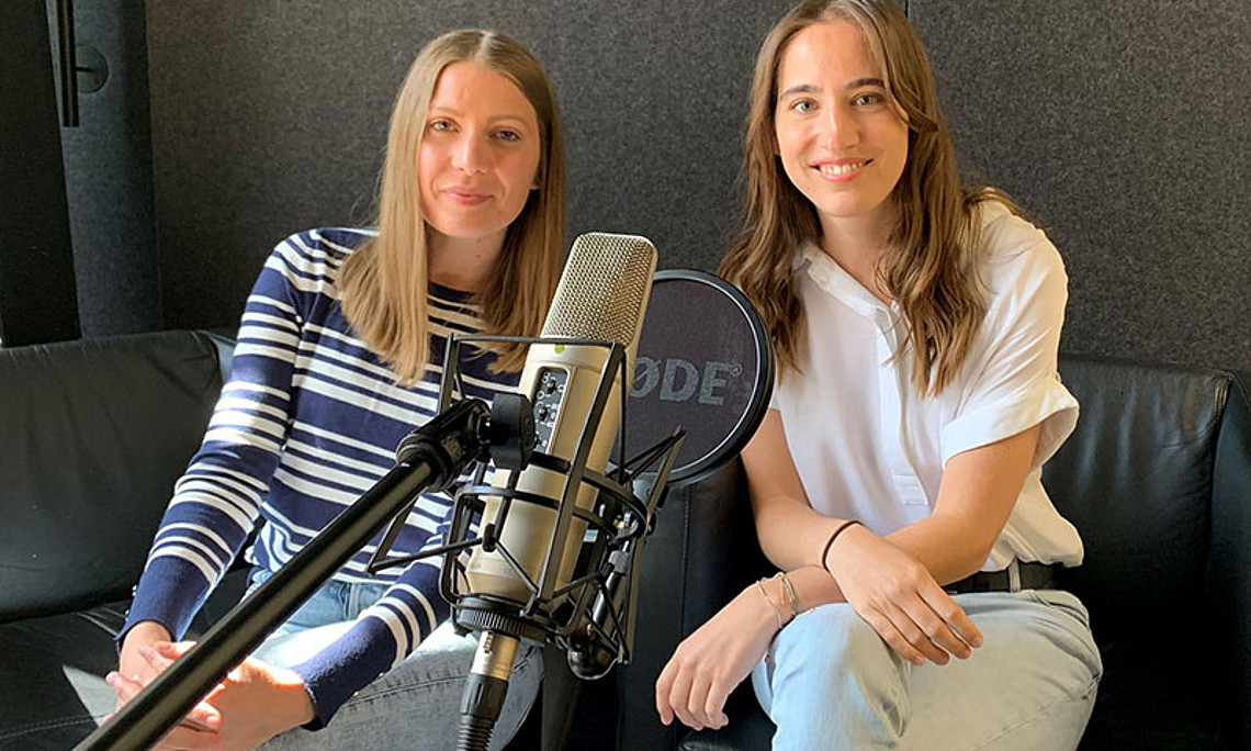 Sonja Babic and Astrid Mairitsch are the newest guests in our podcast studio. They describe their research findings on teacher well-being. Photo: Uni Graz/Leljak. 