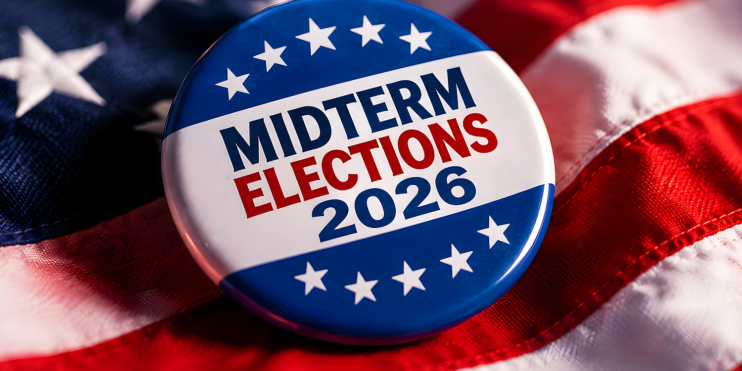 Ein runder Button mit der Aufschrift „Midterm Elections 2026“ liegt auf einer amerikanischen Flagge. Der Button ist in den Farben Blau, Weiß und Rot gestaltet und zeigt mehrere weiße Sterne.