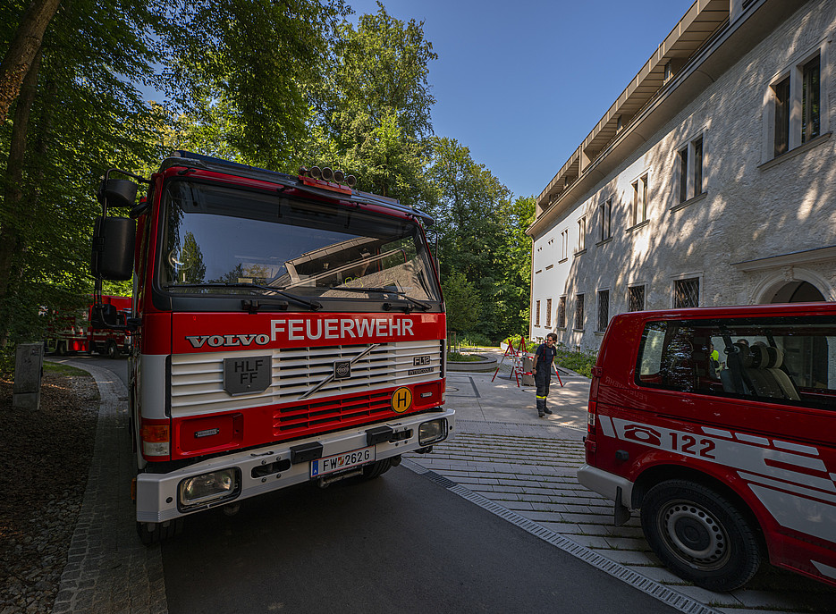 zwei Feuerwehrfahrzeuge im wald ©Konstantinos Tzivanopoulos