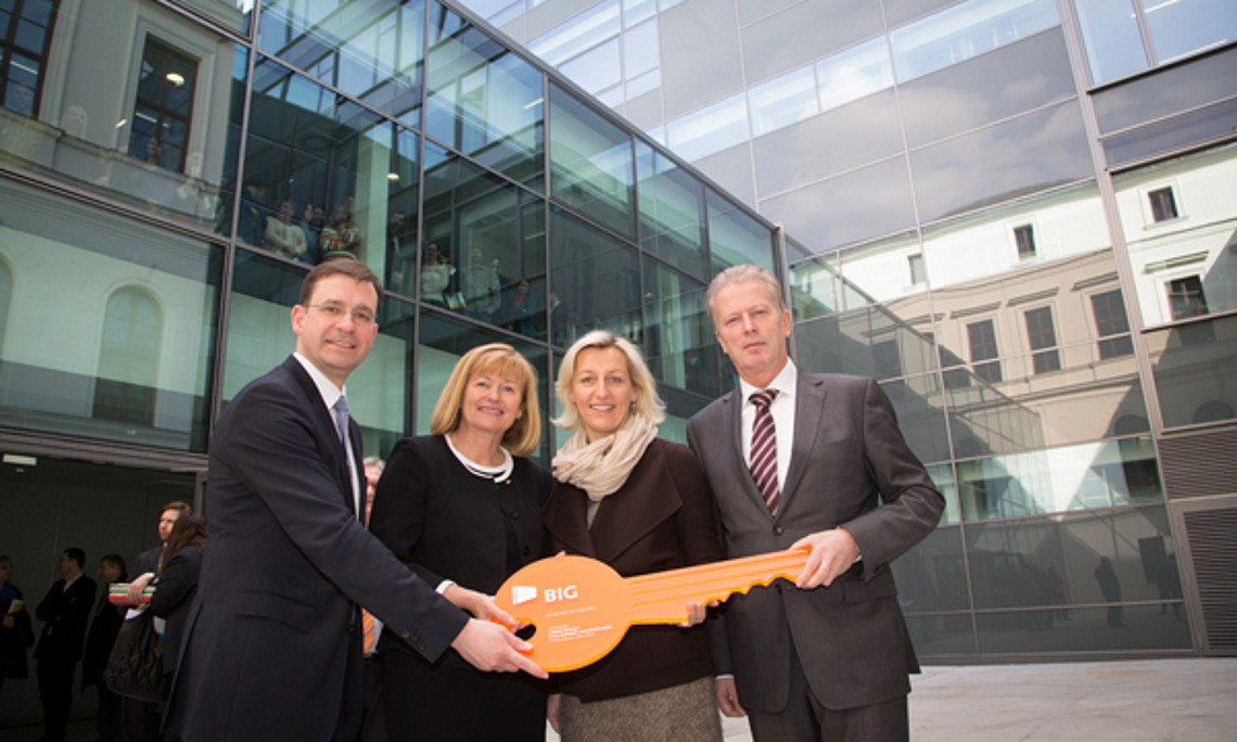Eröffnung des neuen Chemiegebäudes an der Uni Graz: Feierliche Schlüsselübergabe mit Minister Reinhold Mitterlehner, Landesrätin Kristina Edlinger-Ploder, Uni Graz-Rektorin Christa Neuper und Hans-Peter Weiss, Geschäftsführer der Bundesimmobilienge