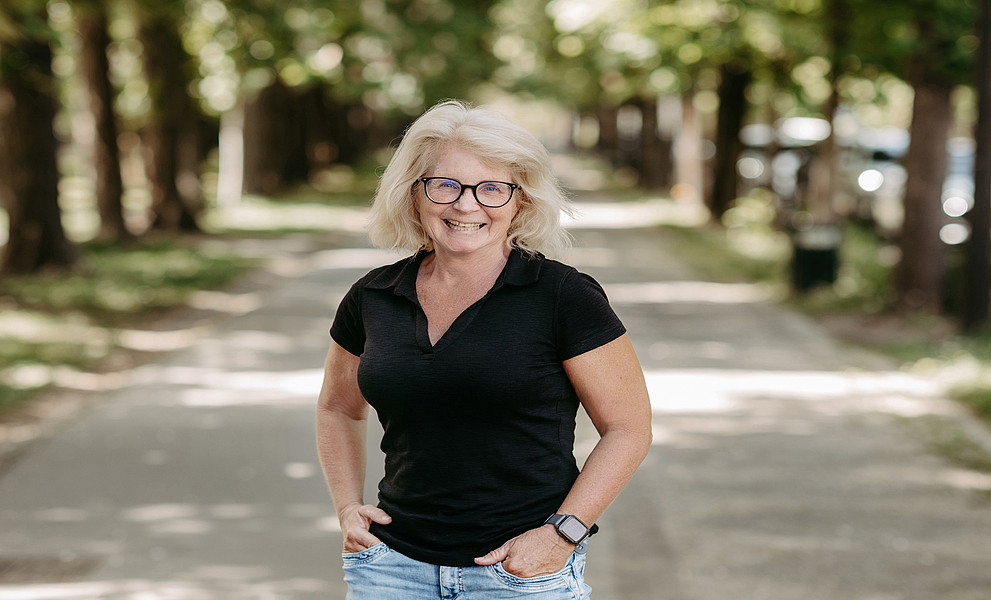 Geografin Anke Strüver auf einer Allee im Grazer Stadtpark