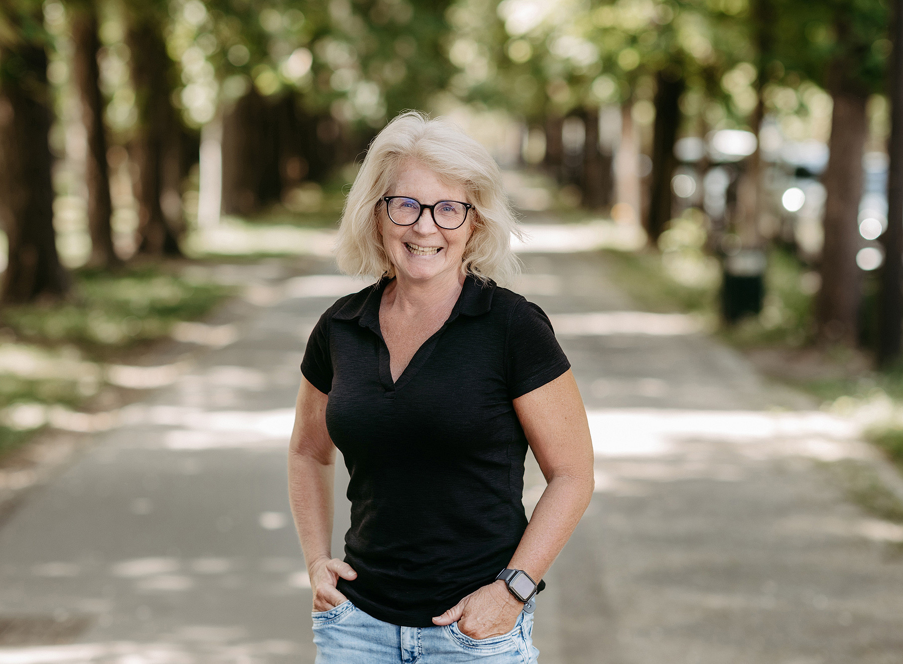 Geografin Anke Strüver auf einer Allee im Grazer Stadtpark ©MICHAELA BEGSTEIGER