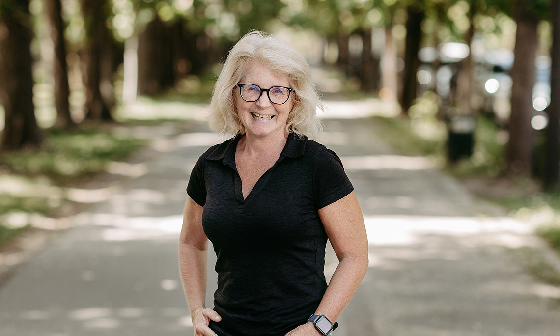 Geografin Anke Strüver auf einer Allee im Grazer Stadtpark