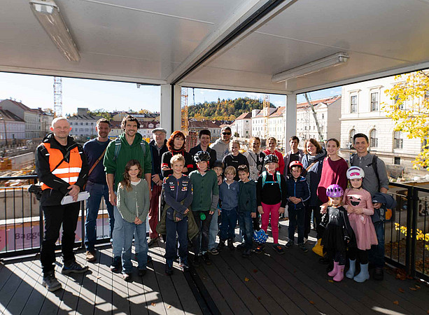 Gruppe mit Schüler:innen und Eltern ©Uni Graz/Tzivanopoulos