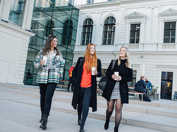 Drei Studentinnen gehen vor Universitätsbibliothek und symbolisieren Maßnahmen im Bereich der Curriculaentwicklung ©Uni Graz/Kanizaj