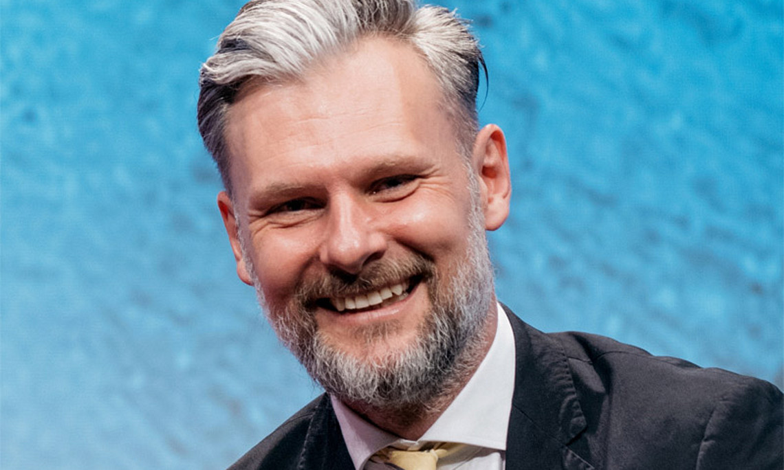 Science Buster Helmut Jungwirth zeigt Studierenden, wie man komplexe Themen anschaulich erklärt. Foto: pertramer.com 