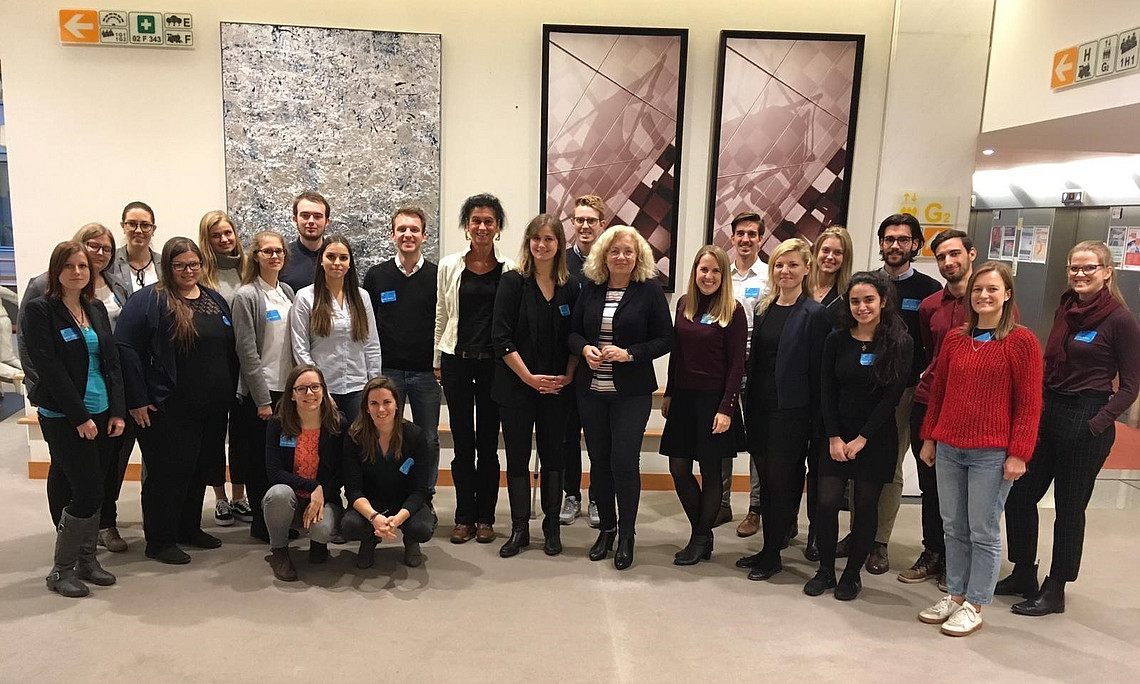 Die Seminarteilnehmer_innen im Europäischen Parlament in Brüssel mit der EU-Abgeordneten Karin Kadenbach. (Foto: privat)