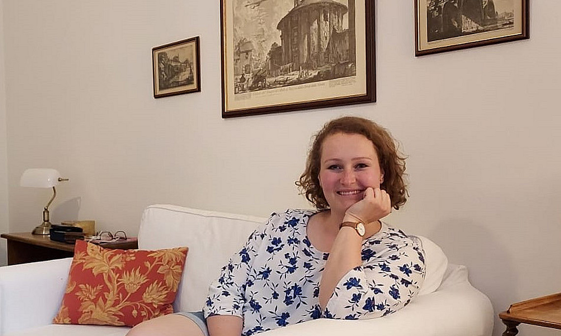 Frau sitzt auf Sofa