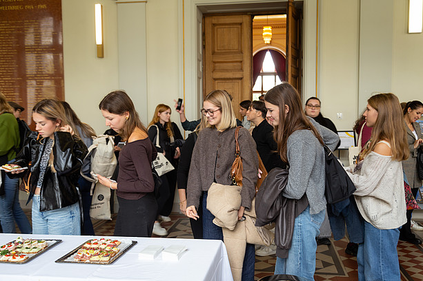 OrientierungsLV Brötchen Foyer Aula 