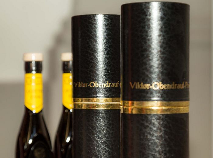 schwarze Rolle mit goldener Aufschrift: Viktor Obendrauf-Preis ©Uni Graz/ZfP