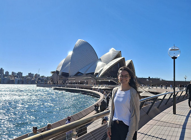 Andrea Kogler vor dem Sydney Opernhaus ©uni-graz.at/Andrea Kogler